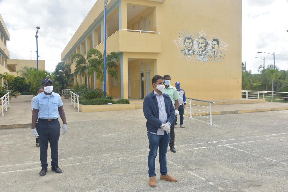  imagen Personal del MINERD durante un recorrido por centros educativos en Monte Plata 