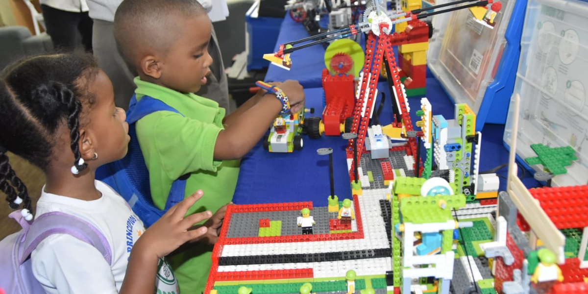  imagen Fotos de estudiantes en la Feria del Libro 