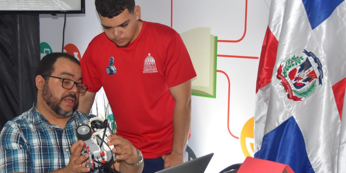  imagen Fotos de estudiantes en la Feria del Libro 