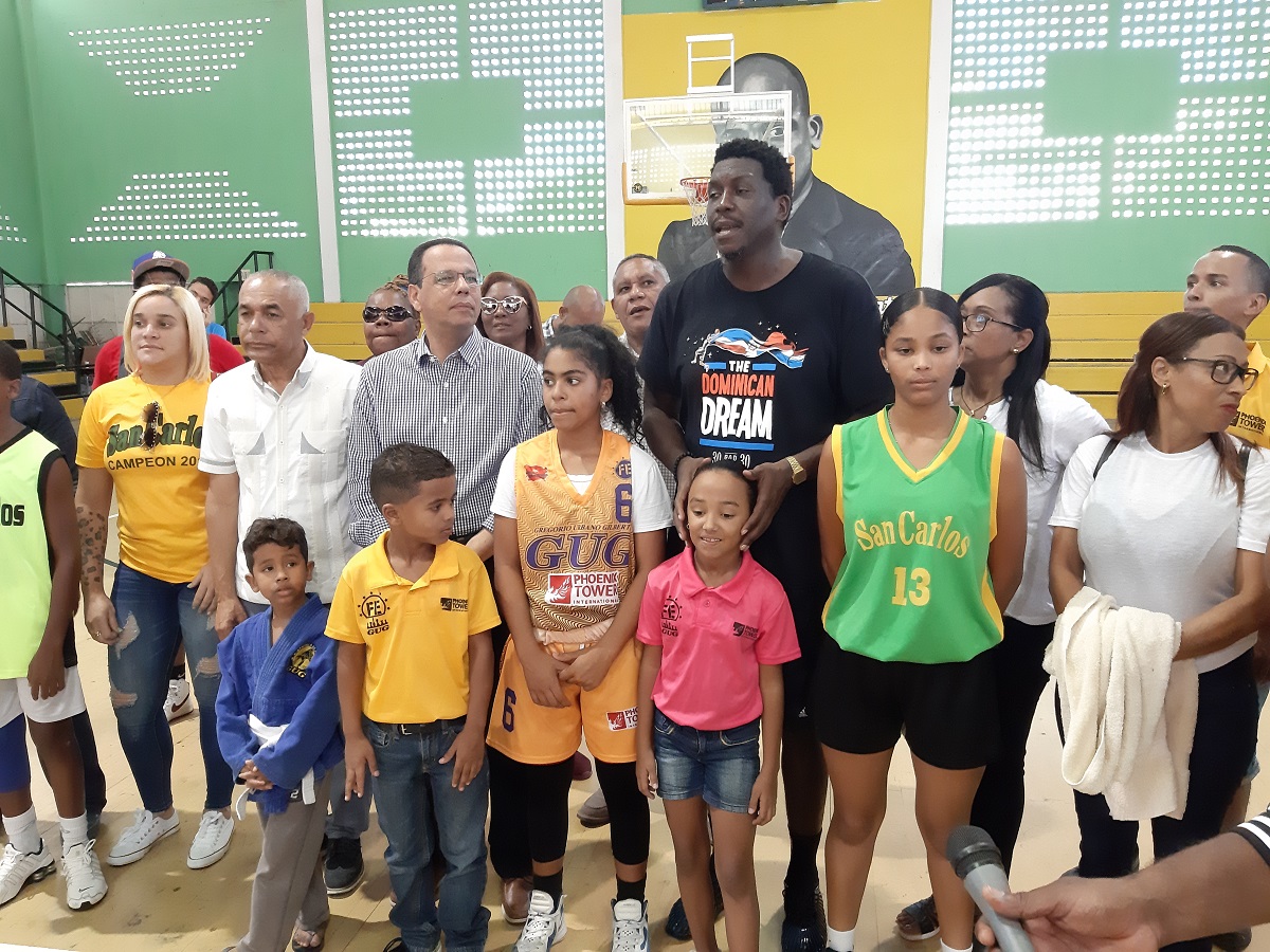  imagen Ministro Pe&ntilde;a Mirabal con estudiantes 