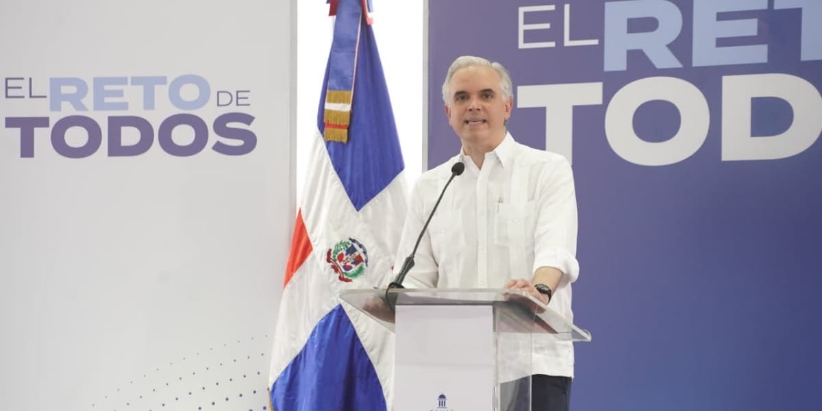 imagen &nbsp;
El presidente Luis Abinader y ministro de Educaci&oacute;n Luis Miguel De Camps entregamdo un Techado de Canchas en Cambita Garabito, en la provincia San Crist&oacute;bal.
&nbsp; 