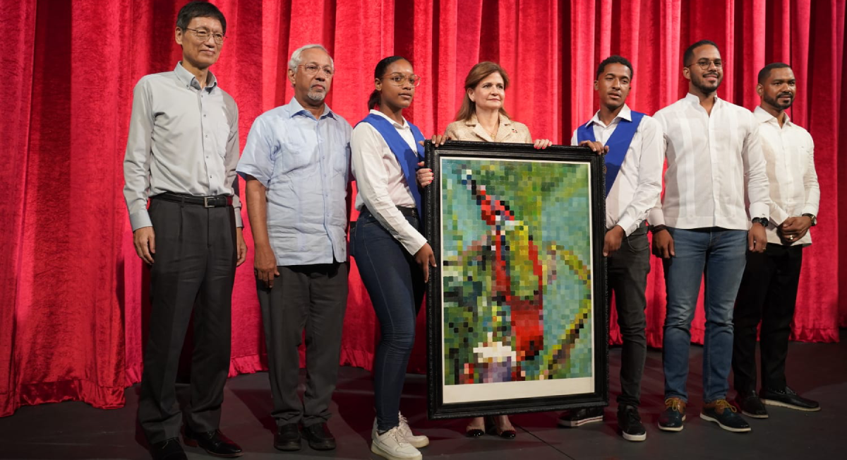  imagen La vicepresidenta de la Rep&uacute;blica, Raquel Pe&ntilde;a y el ministro de Educaci&oacute;n, &Aacute;ngel Hern&aacute;ndez reunidos con el ministro de la Juventud, Rafael F&eacute;liz, director de la Modalidad en Artes, Werner Ram&iacute;rez y los hermanos Ventura. 