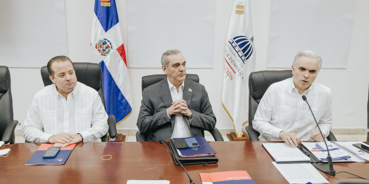  imagen El presidente Luis Abinader y el ministro de Educaci&oacute;n, Luis Miguel De Camps 