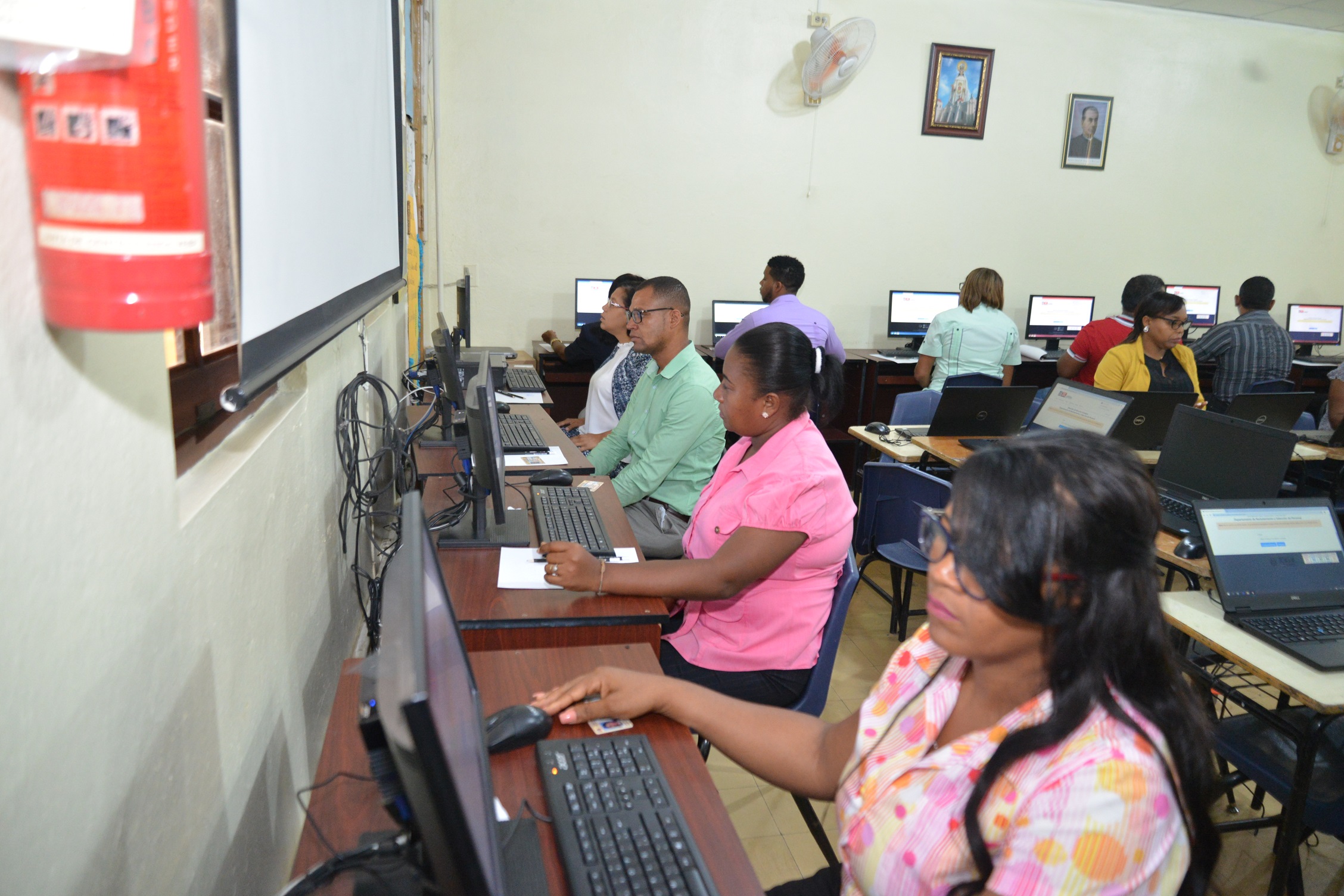  imagen Postulantes frente a computador durante pruebas. 