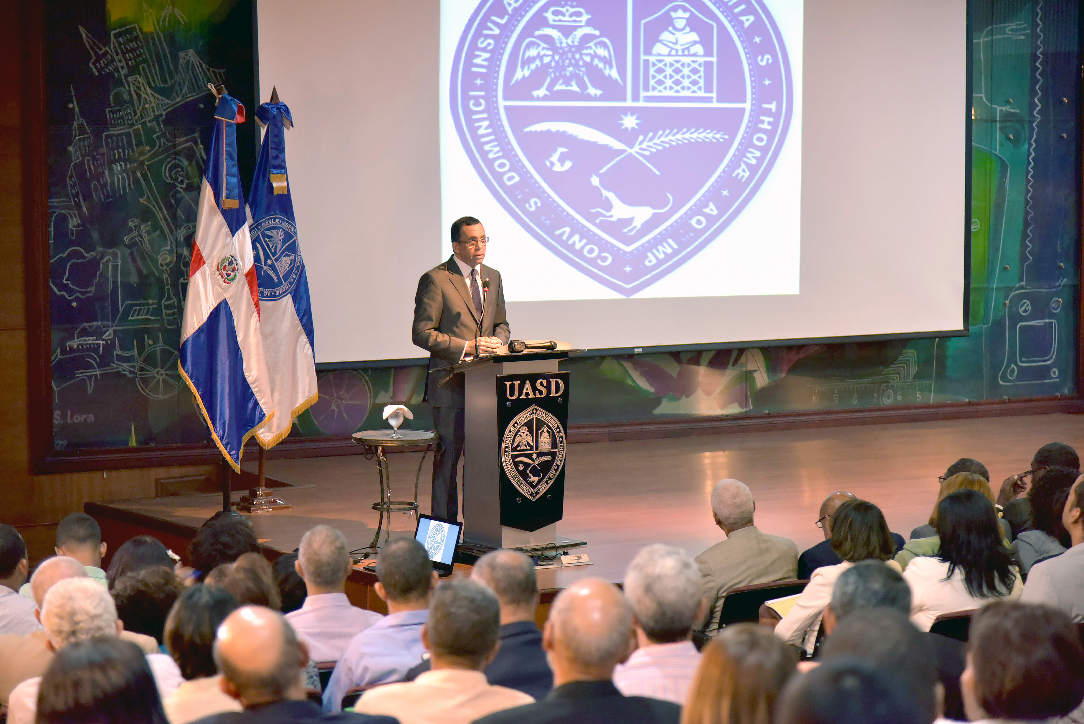  imagen Ministro Andr&eacute;s Navarro de pie desde podium en auditorio en la UASD se dirige a cientos de personas&nbsp; 