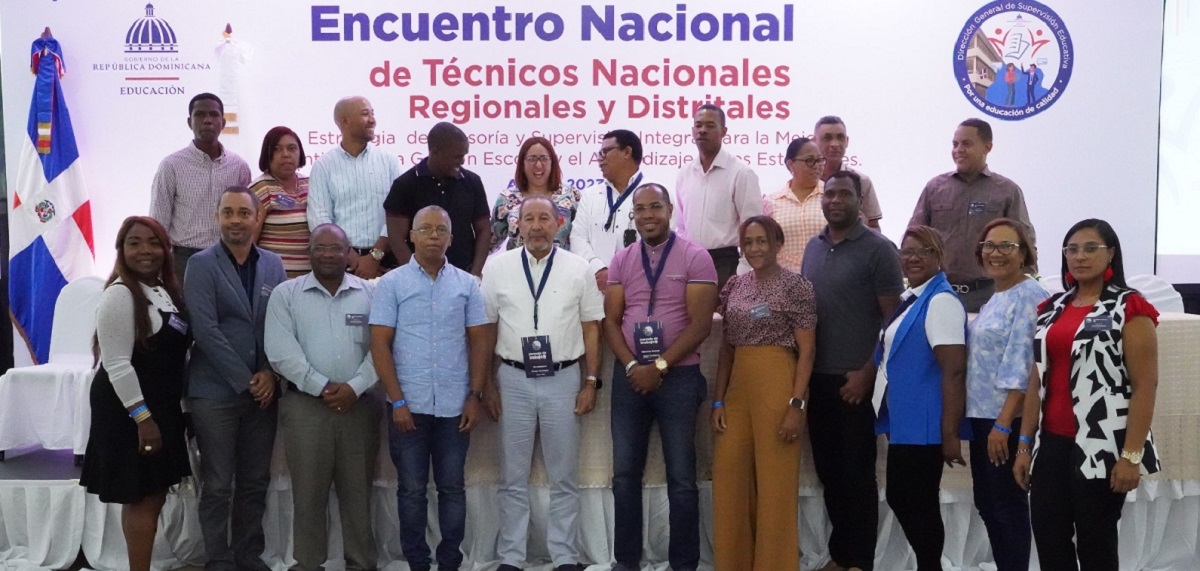  imagen T&eacute;cnicos regionales y distritales parados&nbsp; 