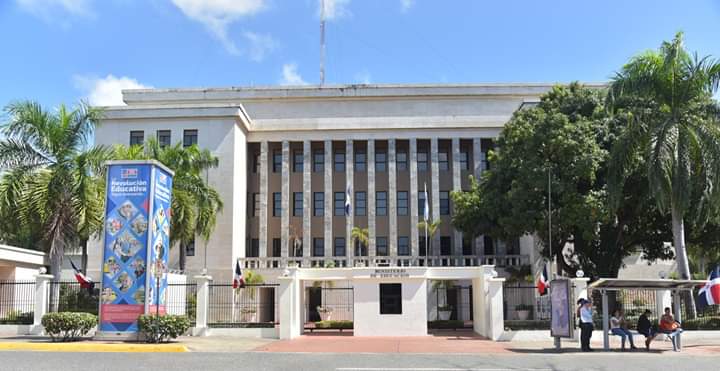 imagen Foto frontal del ministro Pe&ntilde;a Mirabal. 