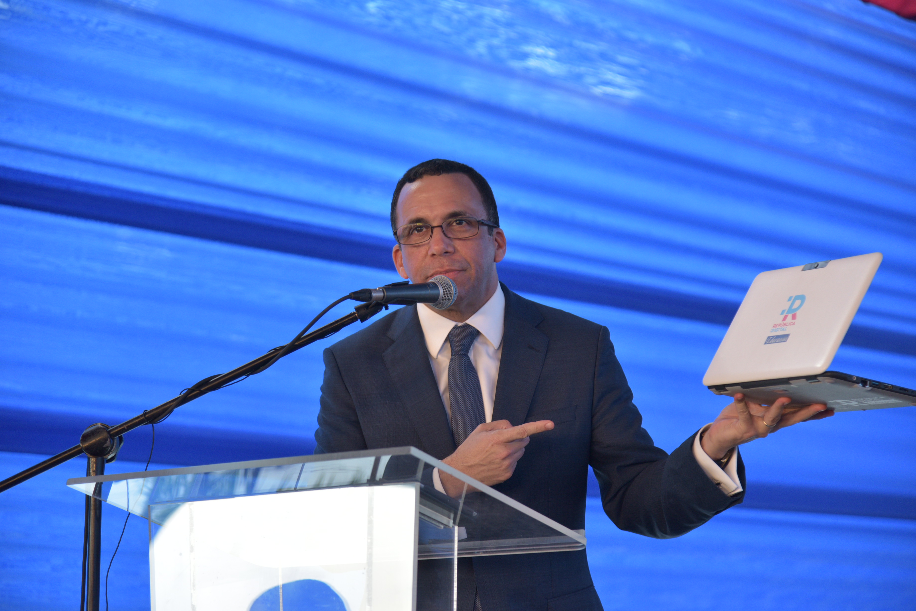  imagen Presidente Danilo Medina de pie junto a ministros Andr&eacute;s Navarro, Gonzalo Castillo y dem&aacute;s autoridades educativas cortando cinta dejan inaugurado moderno plantel educativo. 