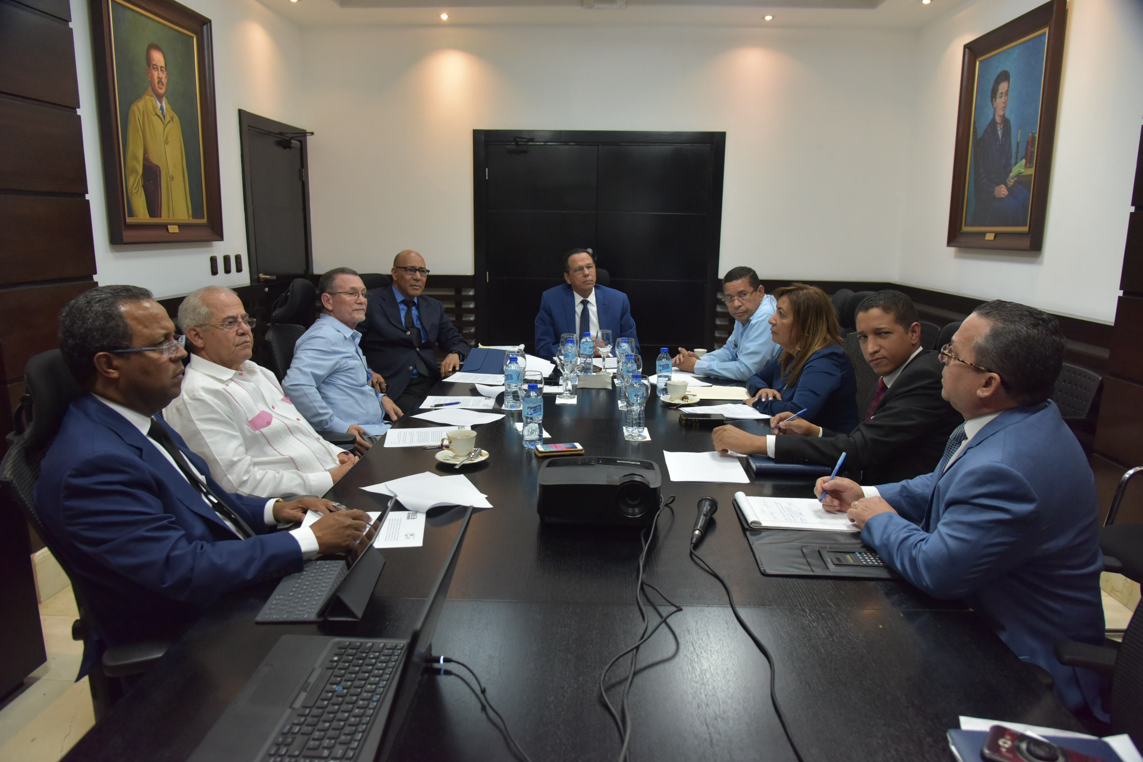  imagen Viceministros y directores generales del MINERD convocados&nbsp; a reuni&oacute;n para&nbsp;&nbsp;dar seguimiento con los principales responsables de las &aacute;reas envueltas en el reciente acuerdo firmado entre el MINERD y la Asociaci&oacute;n Dominicana de Profesores (ADP). 