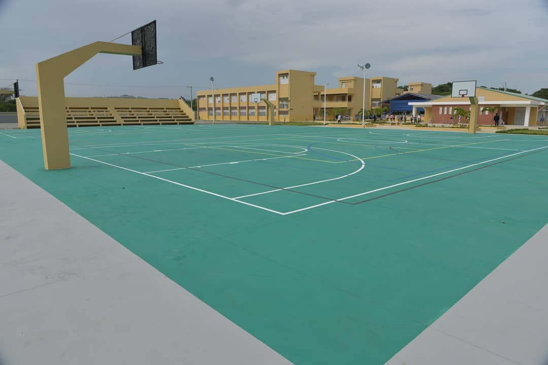  imagen Presidente Danilo Medina junto a Ministros And&eacute;s Navarro, Gonzalo Castillo y dem&aacute;s autoridades educativas cortando cinta dejando inaugurado cuatros nuevos centros en La Vega 