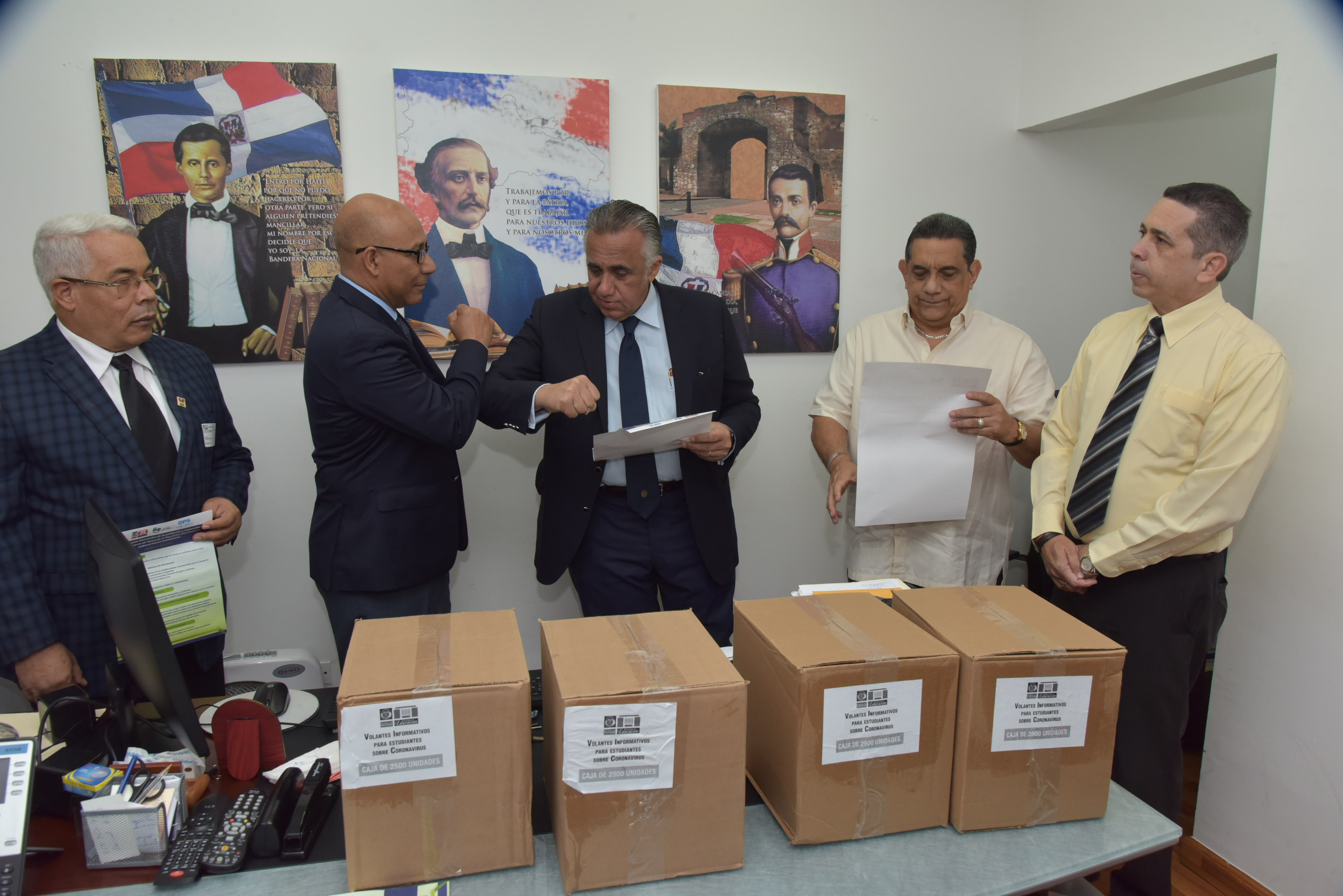  imagen Director de Gabinete Ministerial Henry Santos, entrega material informativo al Presidente del Comit&eacute; Ol&iacute;mpico Dominicano, Luis&iacute;n Mej&iacute;a. 