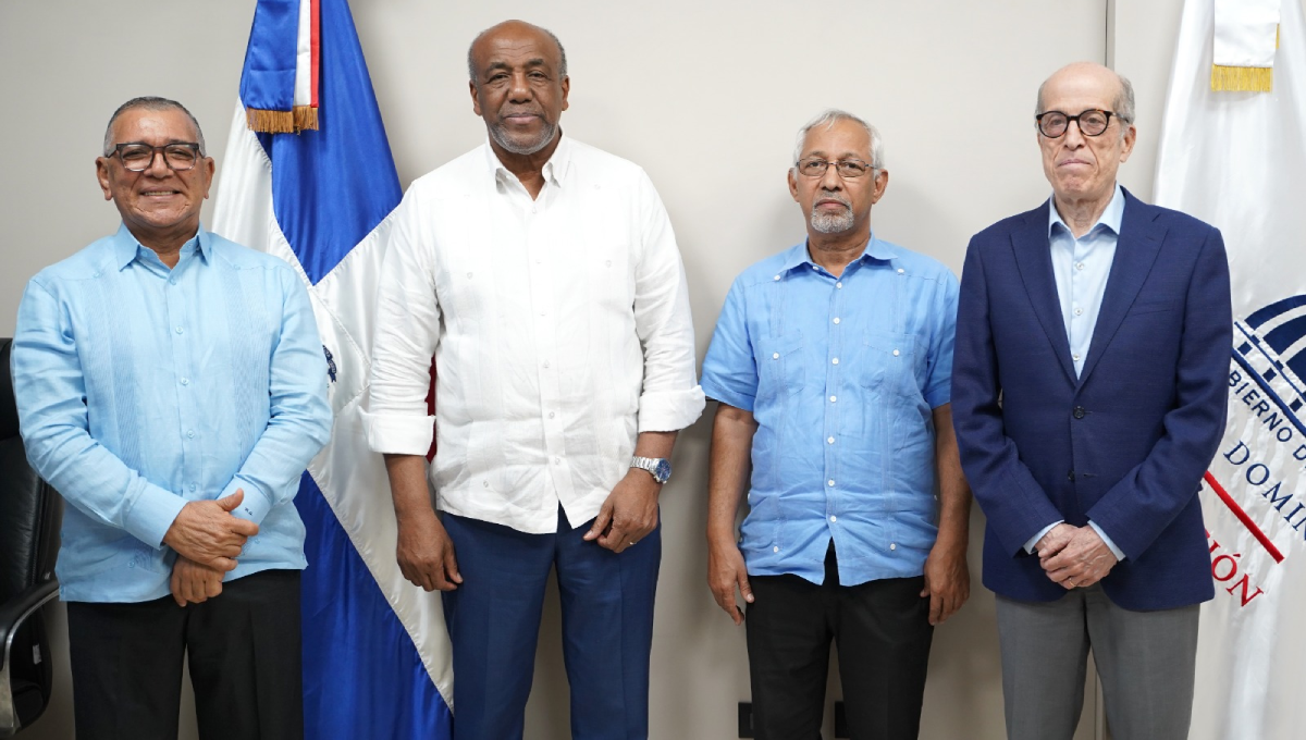  imagen Ministros de Educaci&oacute;n, &Aacute;ngel Hern&aacute;ndez, y de Energ&iacute;a y Minas, Antonio Almonte, con la presencia de Max Puig, presidente del Consejo Consultivo de Cambio Clim&aacute;tico y Mecanismo de Desarrollo Limpio (CNCCMDL) 