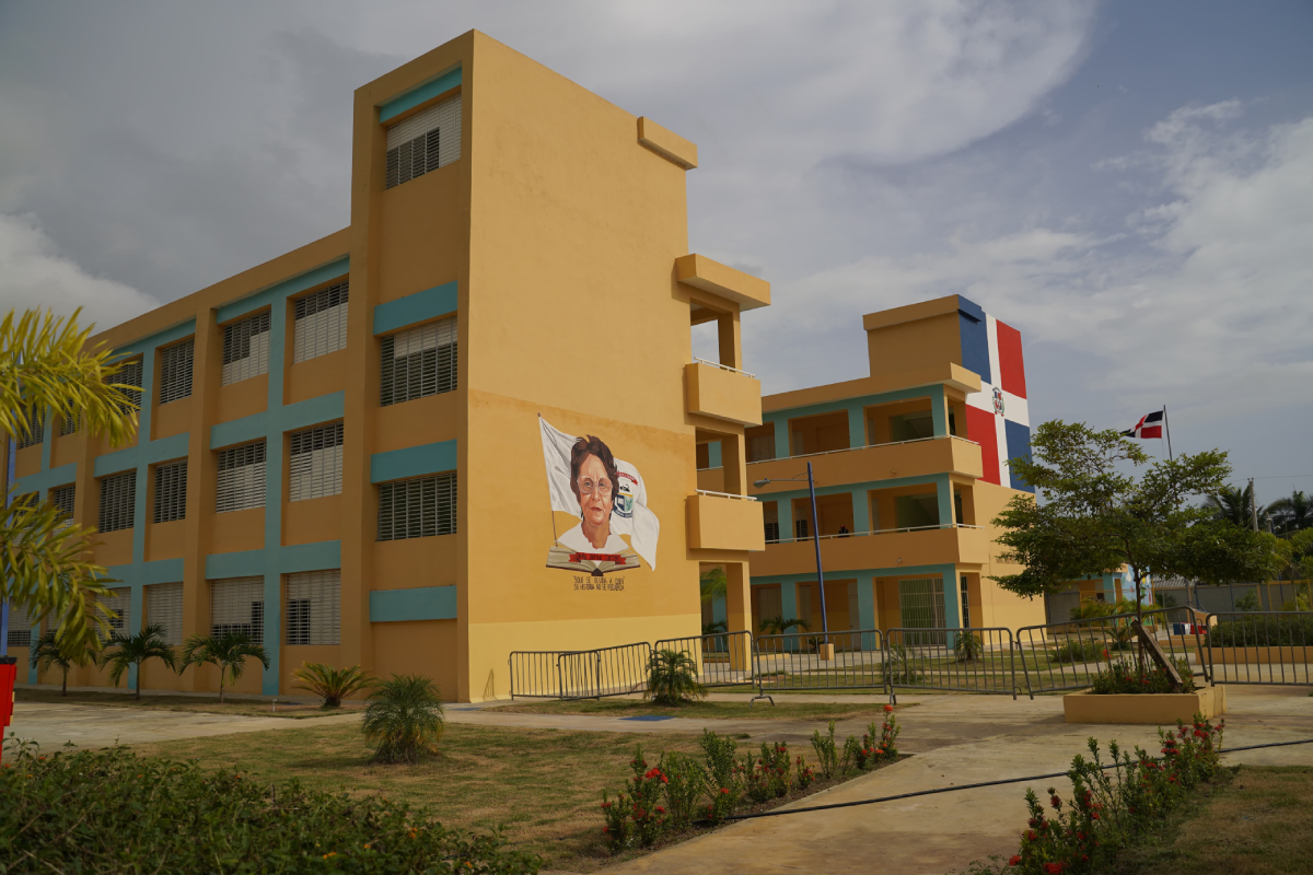  imagen Presidente Luis Abinader corta la cinta para inaugurar centro estudiantil 