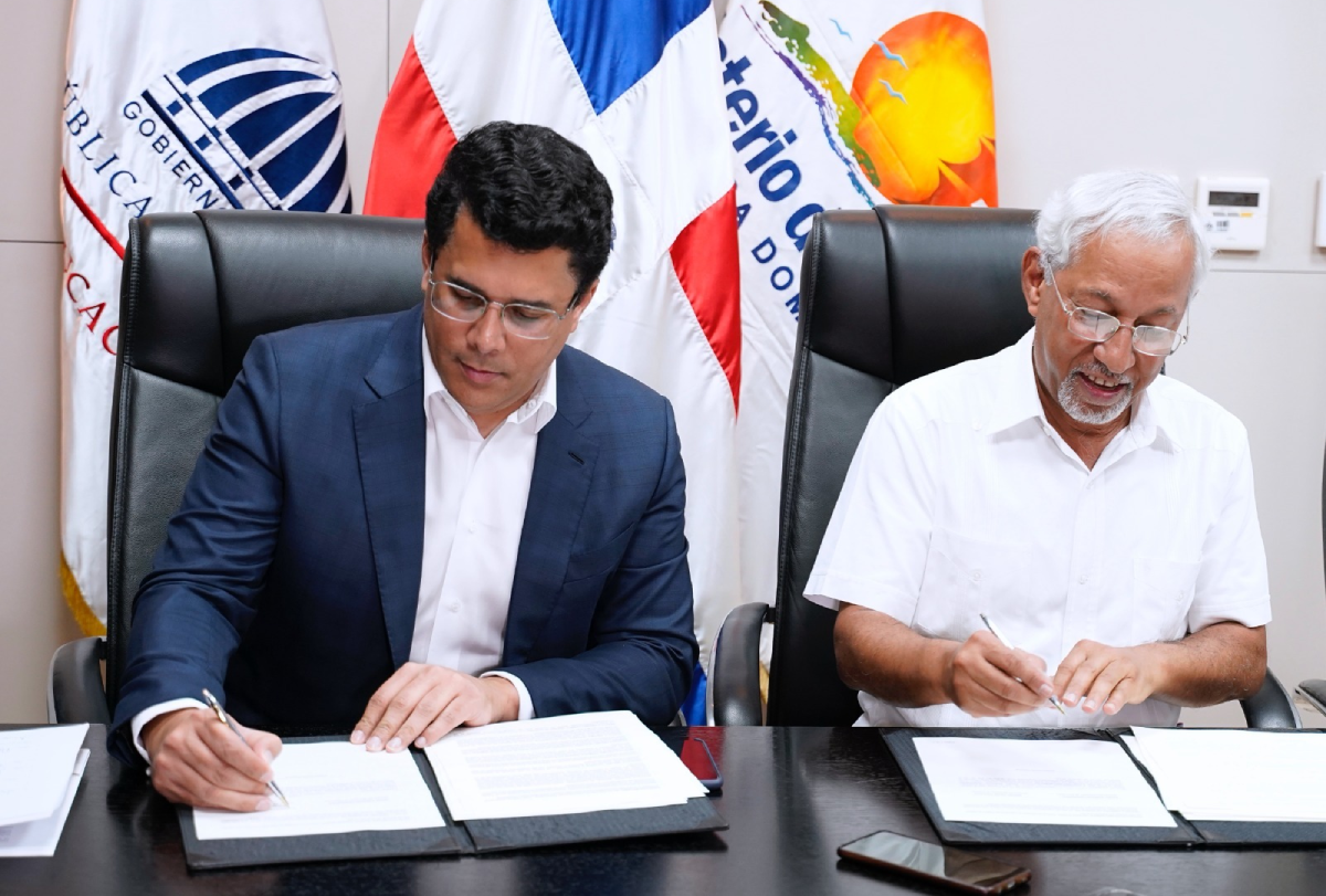  imagen Ministro de Educaci&oacute;n, &Aacute;ngel Hern&aacute;ndez y ministro de turismo, David Collado firman acuerdo para qu&eacute; los estudiantes aprendan a desarrollar emprendimientos relacionado al turismo. 