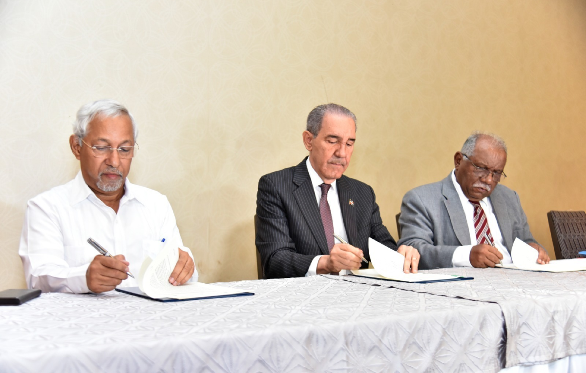 imagen Ministro de Educaci&oacute;n, &Aacute;ngel Hern&aacute;ndez, el titular de la Mescyt, Franklin Garc&iacute;a Ferm&iacute;n; y el director ejecutivo del Inafocam, Francisco Ram&iacute;rez, firman convenio para fortalecer la formaci&oacute;n de los docentes. 
