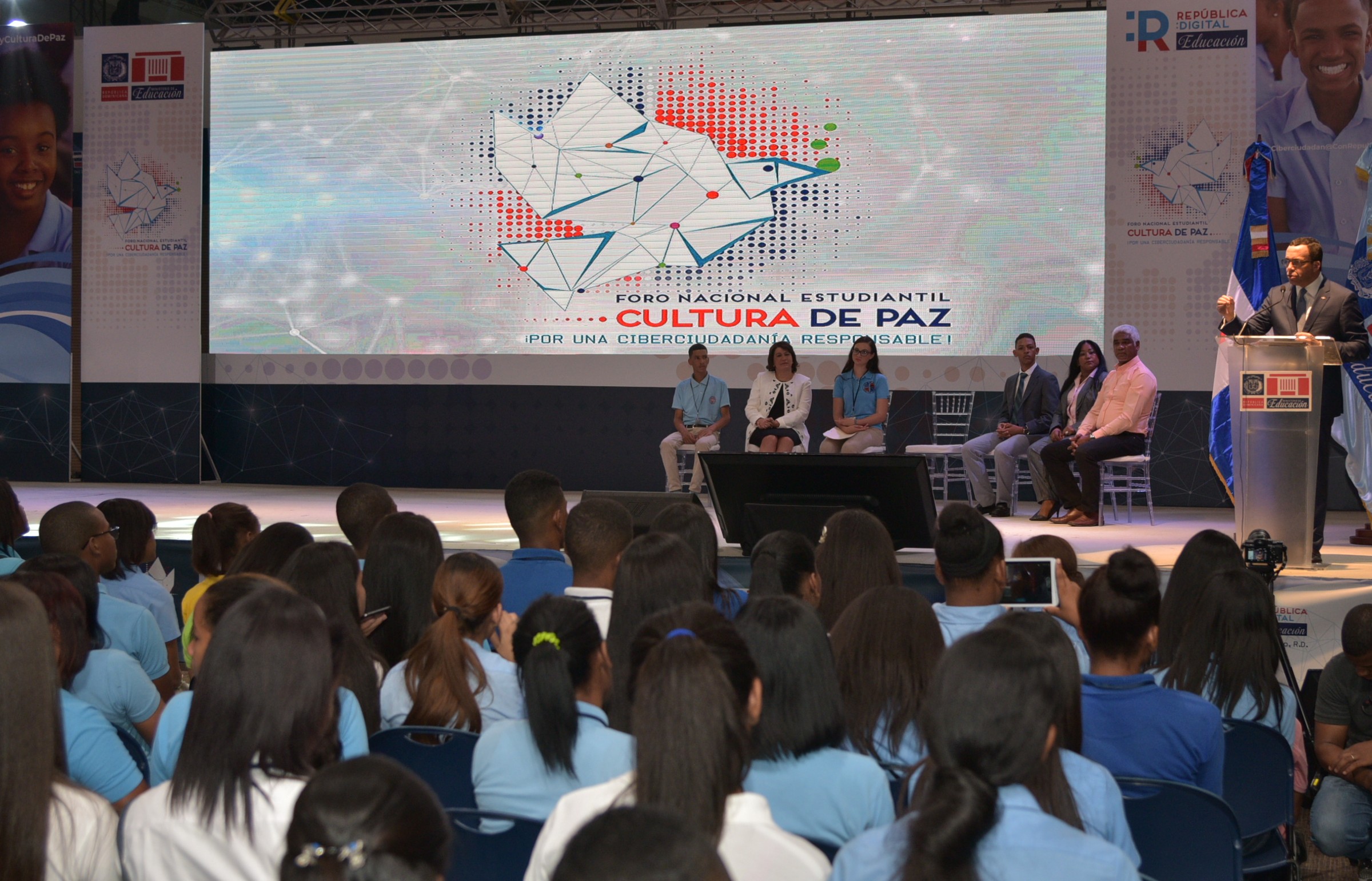  imagen Ministro Andres Navarro de pie junto a estudiantes&nbsp;con condici&oacute;n especial dejan inaugurado el Foro Nacional Estudiantil por una Cultura de Paz 