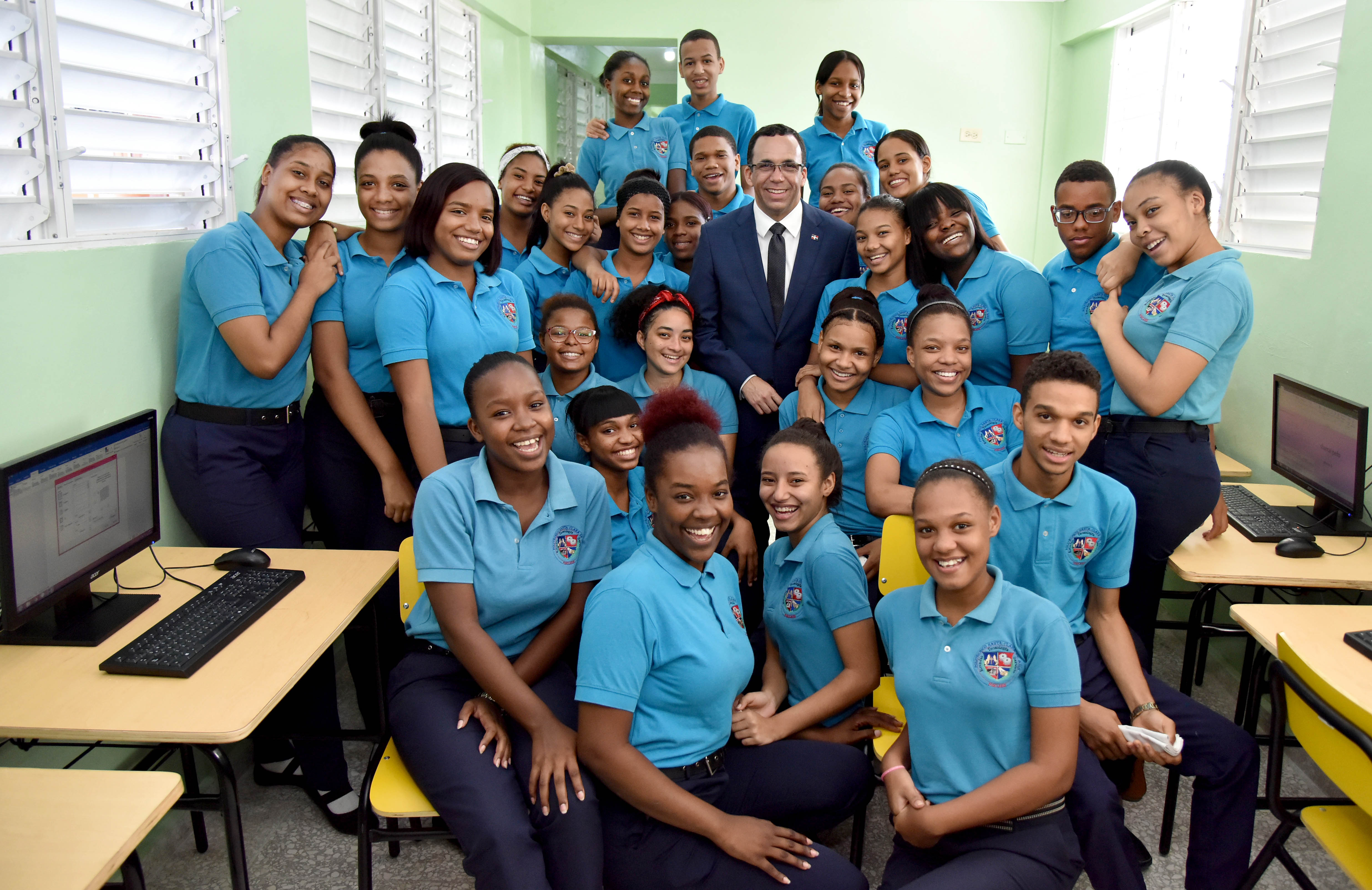  imagen Ministro Andr&eacute;s Navarro y director de INDARTE&nbsp; sentados firmando acuerdo de cooperaci&oacute;n para promover el arte en las escuelas de Capotillo&nbsp; 