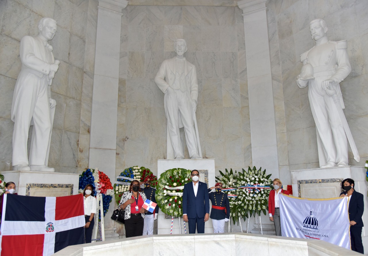  imagen Una delegaci&oacute;n del Minerd, encabezada por el director general de Cultura, el escritor Luis R. Santos, represent&oacute; al ministro de Educaci&oacute;n, Roberto Fulcar.
&nbsp; 