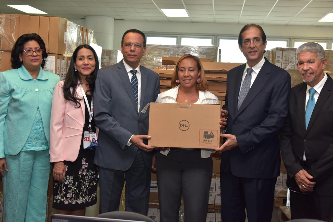  imagen Ministro detr&aacute;s de podium durante su discurso en acto de bienvenida al Programa Uno a Uno en Puerto de Sans Souci. 