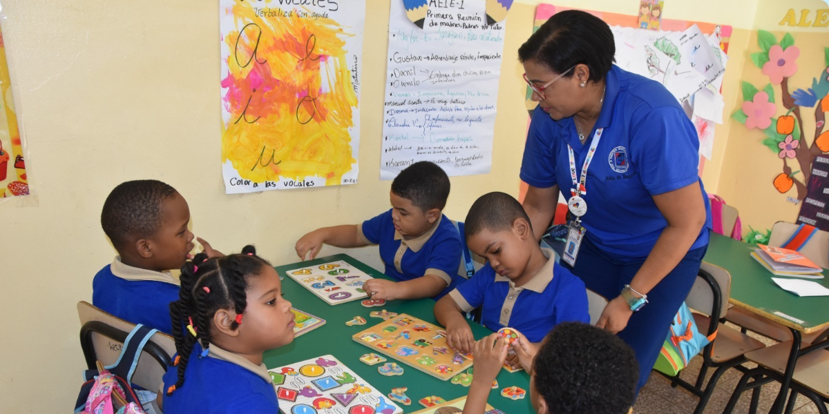  imagen Maestra con ni&ntilde;os&nbsp; 