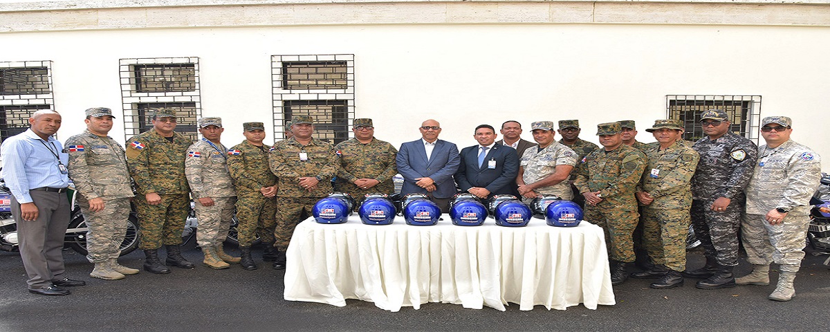  imagen Henry Santos hace la entrega de las motocicletas 