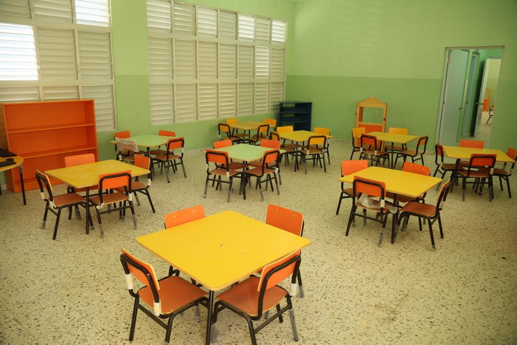  imagen Presidente Danilo Medina de pie cortando cinta junto a autoridades educativas en acto de entrega de dos centros educativos y dos estancias infantiles en Boca Chica y Santo Domingo Este 