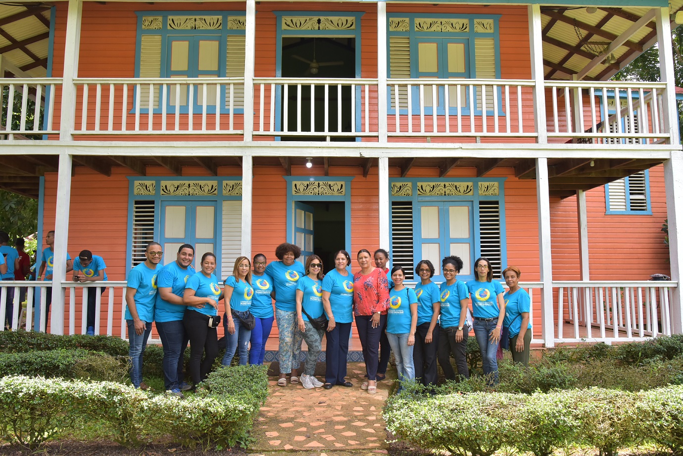  imagen Grupo de estudiantes participantes en campamento MINERD. 