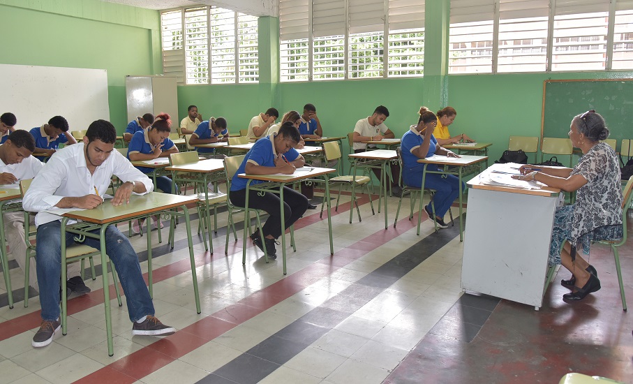  imagen Estudiantes tomando las pruebas nacionales segunda convocatoria 