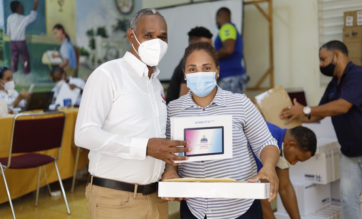  imagen El acto de entrega estuvo encabezado por el Director de este Distrito Educativo 13-04, Carlos Sandoval Abreu, la Gobernadora de esta provincia Rosalba Milagros Pe&ntilde;a, tambi&eacute;n estuvo presente el Director del Distrito 13-05 de Loma Cabrera, Ignacio G&oacute;mez, y&nbsp; la Directora del 13-06 de Restauraci&oacute;n Valeria Luciano P&eacute;rez. 