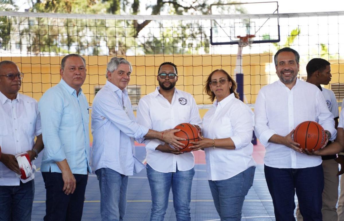  imagen &nbsp;El viceministro de Gesti&oacute;n Administrativa del Minerd, Julio Cordero; la gobernadora provincial, Pura Casilla y el viceministro de Relaciones de la Sociedad Civil del Ministerio de la Presidencia, Benny Metz entre otras autoridades educativas.&nbsp; 