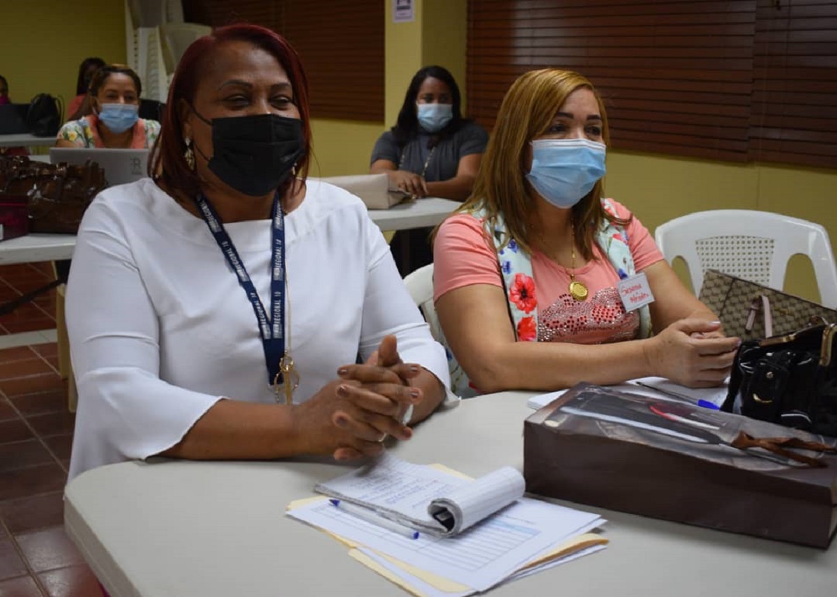  imagen La capacitaci&oacute;n fue encabezada por Teodosia Ota&ntilde;o, directora de la Regional 10, Fanny Garc&iacute;a, enlace Minerd-Regional 10 y Dilenia V&aacute;squez, coordinadora de Orientaci&oacute;n y Psicolog&iacute;a del Minerd.
&nbsp; 