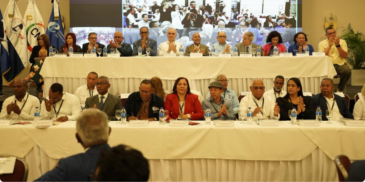  imagen ministro de Educaci&oacute;n junto a entidades de la ADP 