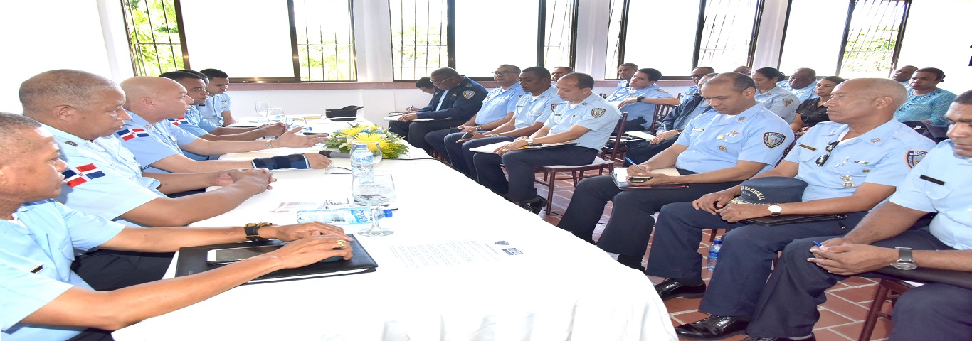  imagen Miembros de la policia escolar reunidos 