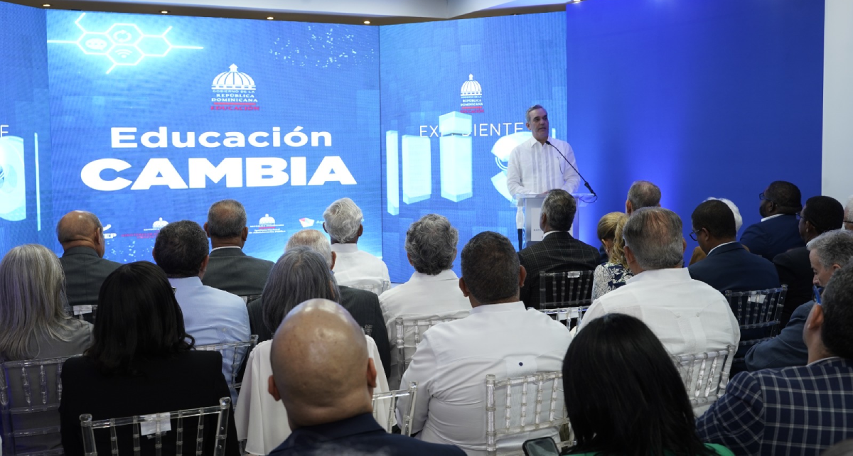  imagen Presidente Luis Abinader junto a Ministro de Educaci&oacute;n &Aacute;ngel Hern&aacute;ndez y dem&aacute;s entidades presentes en el MINERD 