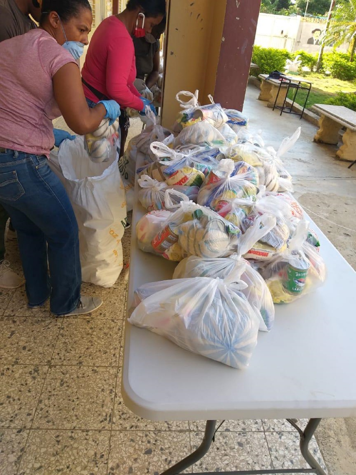  imagen Personal del MINERD&nbsp;entrega de kits de alimentos para estudiantes de Jornada Escolar Extendida&nbsp; 