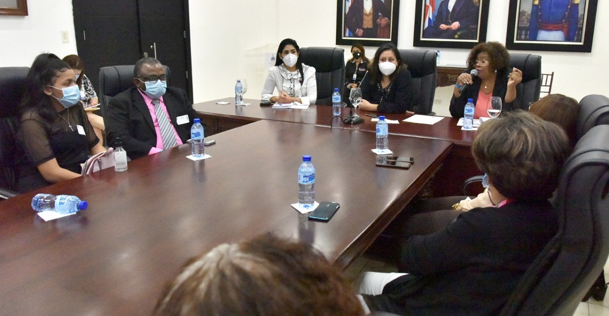  imagen La actividad, organizada por la Direcci&oacute;n de Recursos Humanos, a trav&eacute;s del Departamento de Evaluaci&oacute;n del Desempe&ntilde;o y Capacitaci&oacute;n Administrativa, cont&oacute; como panelistas con Karina Corval&aacute;n, t&eacute;cnico de la Direcci&oacute;n de Equidad de G&eacute;nero y Desarrollo; Bethania Leger, t&eacute;cnica docente nacional de la Direcci&oacute;n de Orientaci&oacute;n y Psicolog&iacute;a, y Luis Berg&eacute;s, psic&oacute;logo cl&iacute;nico y terapeuta familiar, quien expuso de forma virtual.
&nbsp; 