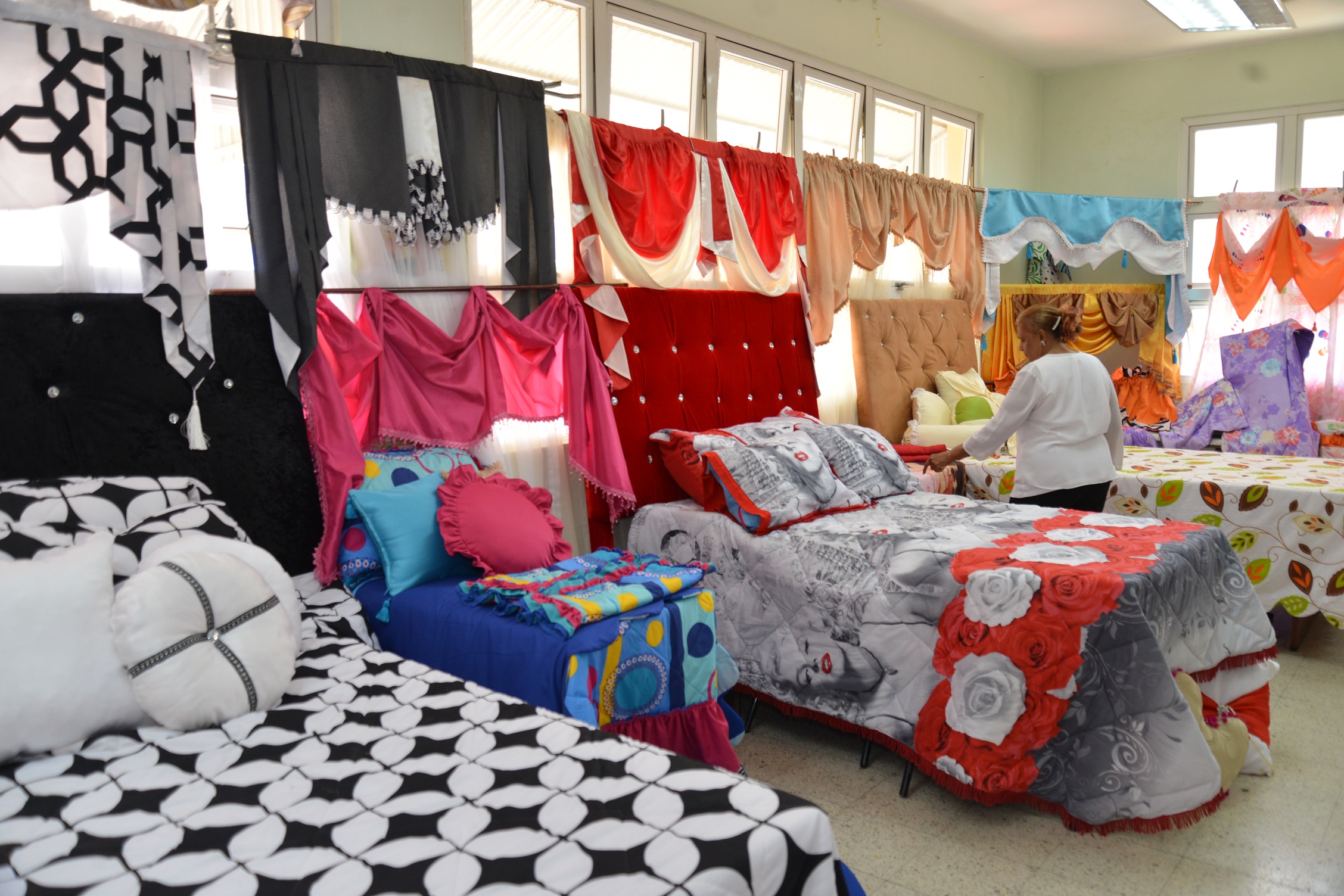  imagen Exposici&oacute;n de manualidades realizadas por diferentes participantes de las &aacute;reas t&eacute;nicas. 