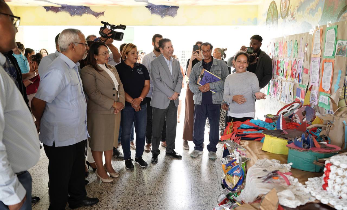  imagen Ministro de Educaci&oacute;n, &Aacute;ngel Hern&aacute;ndez fue reconocido como Visitante Distinguido por el Ayuntamiento de Salcedo, la alcaldesa Mar&iacute;a Mercedes Ortiz entrega reconocimiento. 