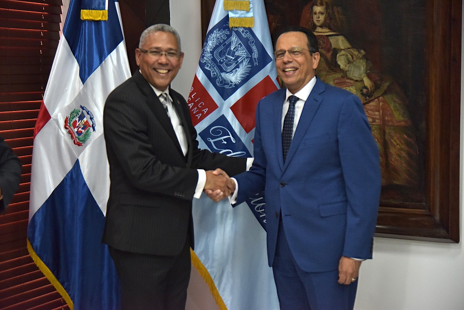  imagen Ministro Antonio Pe&ntilde;a Mirabal junto al presidente del Colegio Dominicano de Ingenieros, Arquitectos y Agrimensores (CODIA), Dionisio Navarro, luego de concretar acuerdo interinstitucional. 