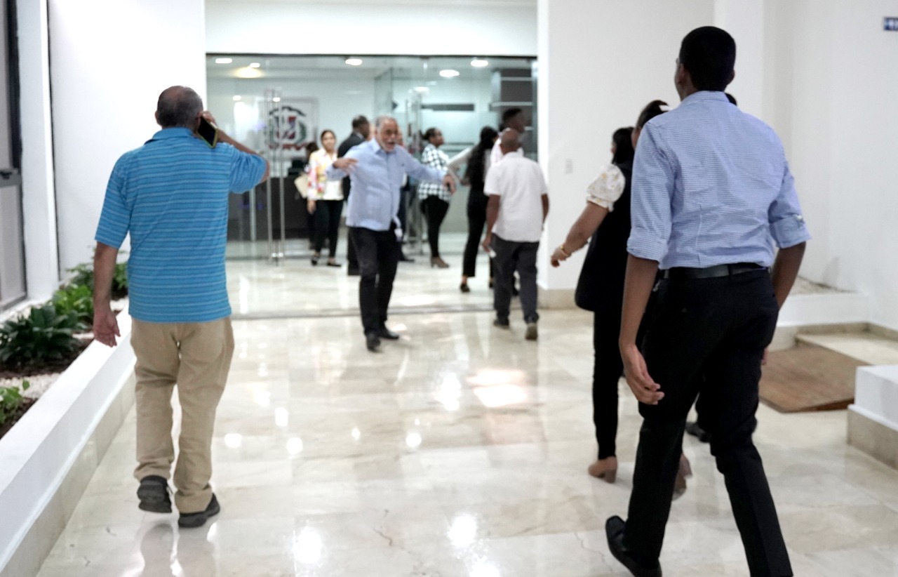  imagen Grupo de colaboradores bajando en hilera, por las escaleras, durante el simulacro. 