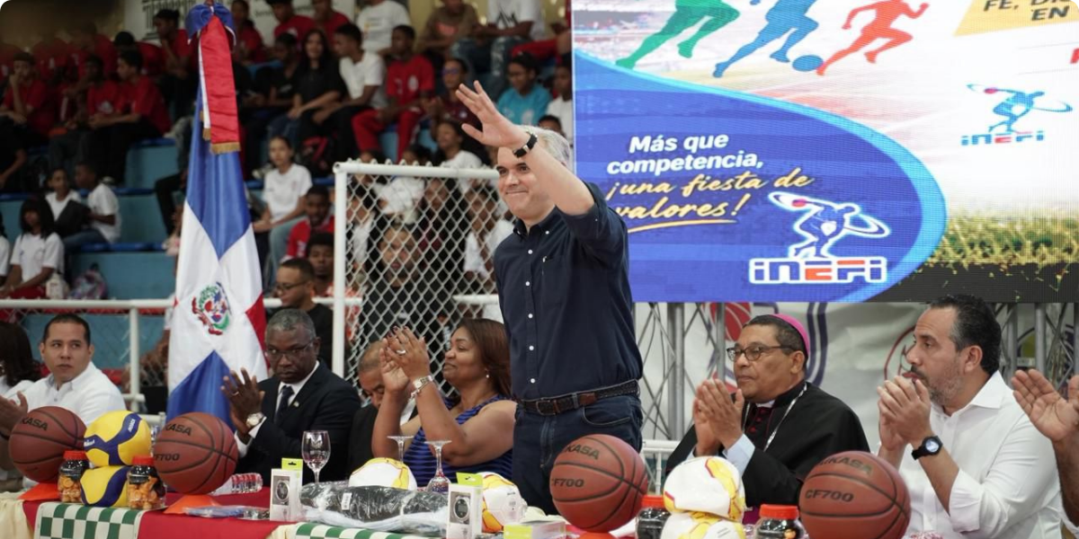  imagen De Camps fue reconocido por su compromiso con la formaci&oacute;n integral de los estudiantes. 