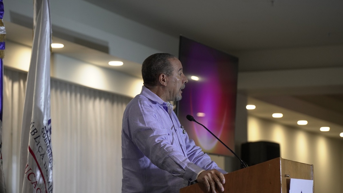  imagen Viceministro&nbsp;&Oacute;scar Amarg&oacute;s parado en el podium&nbsp; 