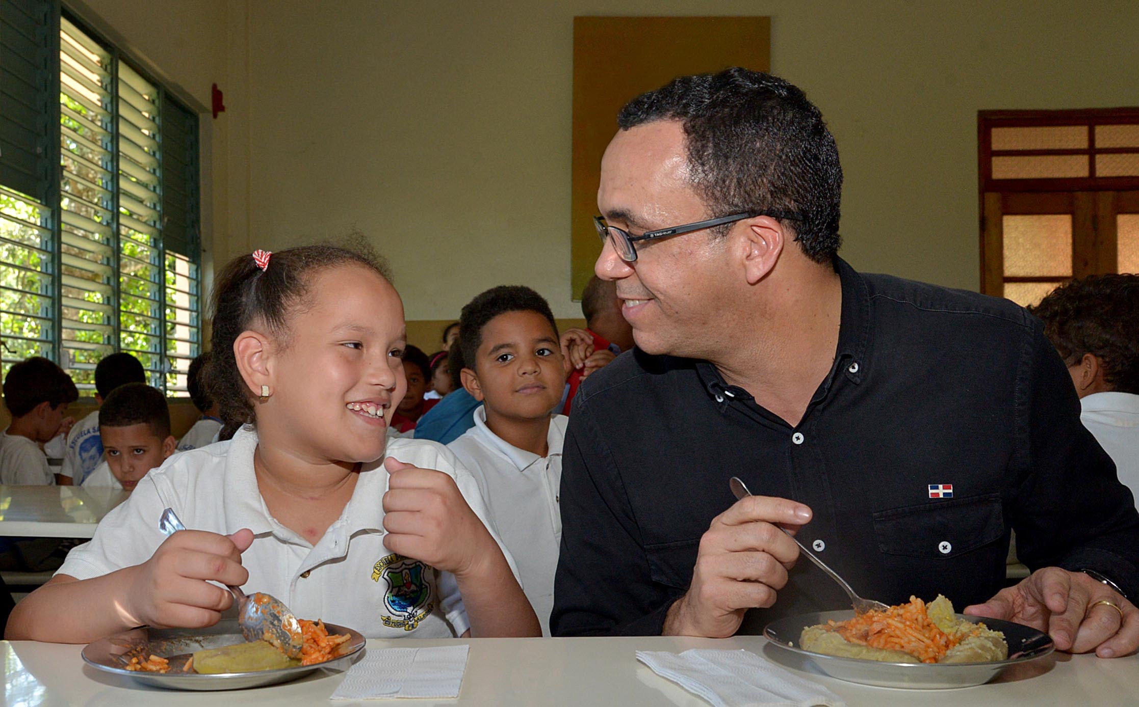  imagen Ministerio Andr&eacute;s Navarro interact&uacute;a con estudiantes, entre ellos ni&ntilde;o&nbsp;impedido f&iacute;sico-motor. 