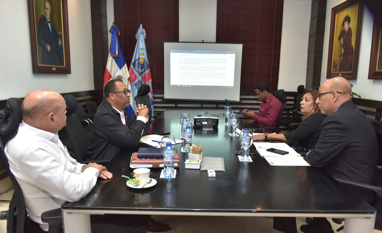  imagen Representantes del Ministerio de Educaci&oacute;n y la Asociaci&oacute;n Dominicana de Profesores (ADP), se sientan en la mesa del di&aacute;logo para ultimar detalles de los acuerdos en conjunto y lograr las mejores soluciones para la comunidad educativa en el pr&oacute;ximo ciclo escolar, en el marco de la Revoluci&oacute;n Educativa. 