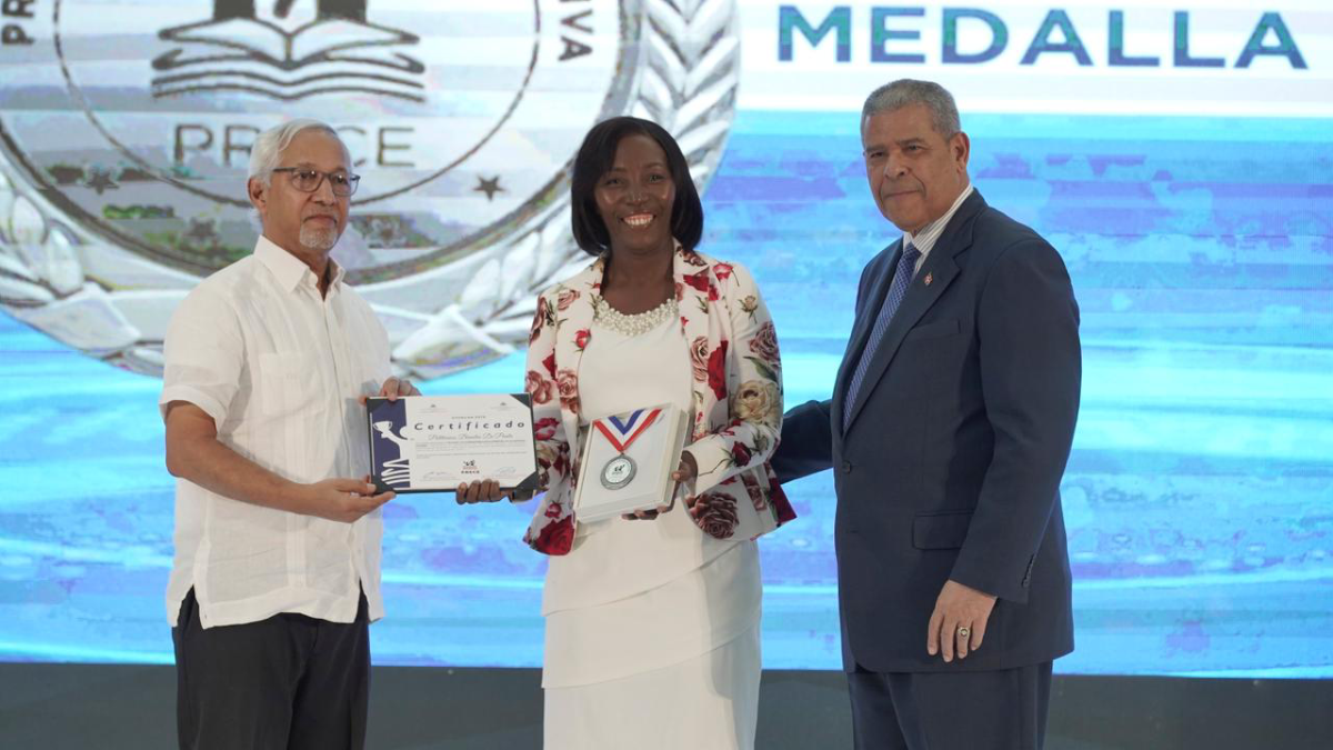  imagen La vicepresidenta de la Rep&uacute;blica Dominicana, Raquel Pe&ntilde;a&nbsp; junto a los ministros de Educaci&oacute;n, &Aacute;ngel Hern&aacute;ndez, y de Administraci&oacute;n P&uacute;blica, Dar&iacute;o Castillo Lugo. 