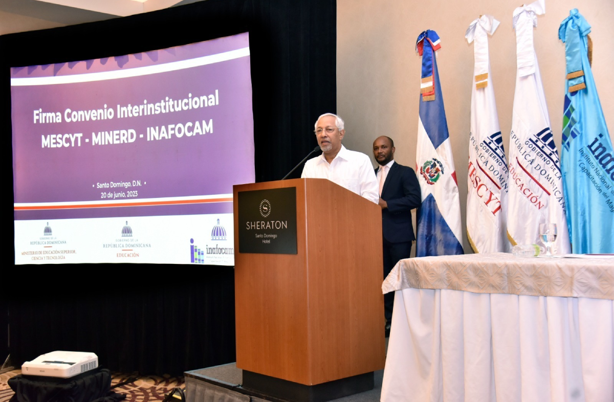  imagen Ministro de Educaci&oacute;n, &Aacute;ngel Hern&aacute;ndez, el titular de la Mescyt, Franklin Garc&iacute;a Ferm&iacute;n; y el director ejecutivo del Inafocam, Francisco Ram&iacute;rez, firman convenio para fortalecer la formaci&oacute;n de los docentes. 