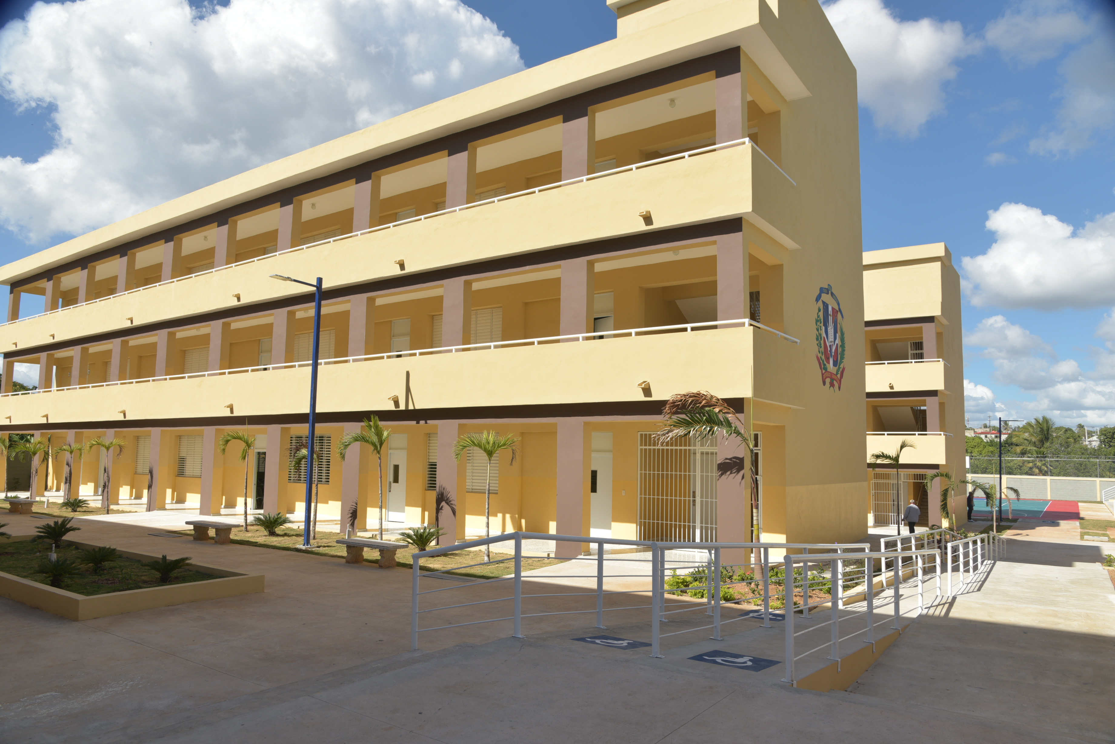  imagen Presidente Danilo Medina junto a Ministro Andr&eacute;s Navarro y dem&aacute;s autoridades educativas cortan cinta en acto de entrega de cuatro modernos centros educativos 