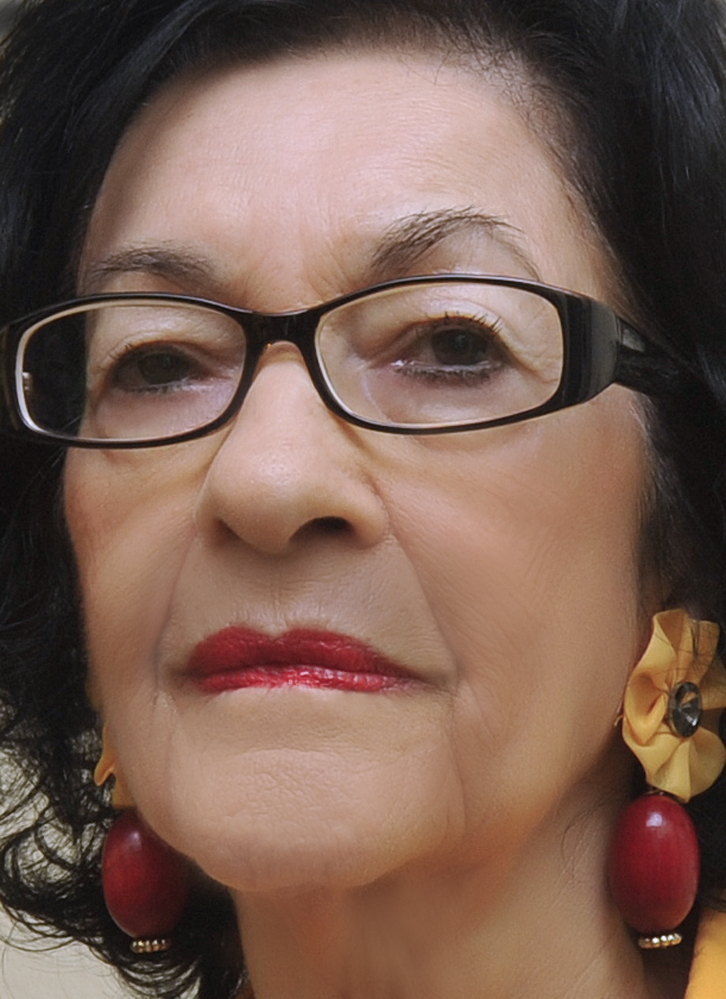  imagen Periodista Carmenchu Brusiloff sentada quien recibira la premiaci&oacute;n&nbsp; 