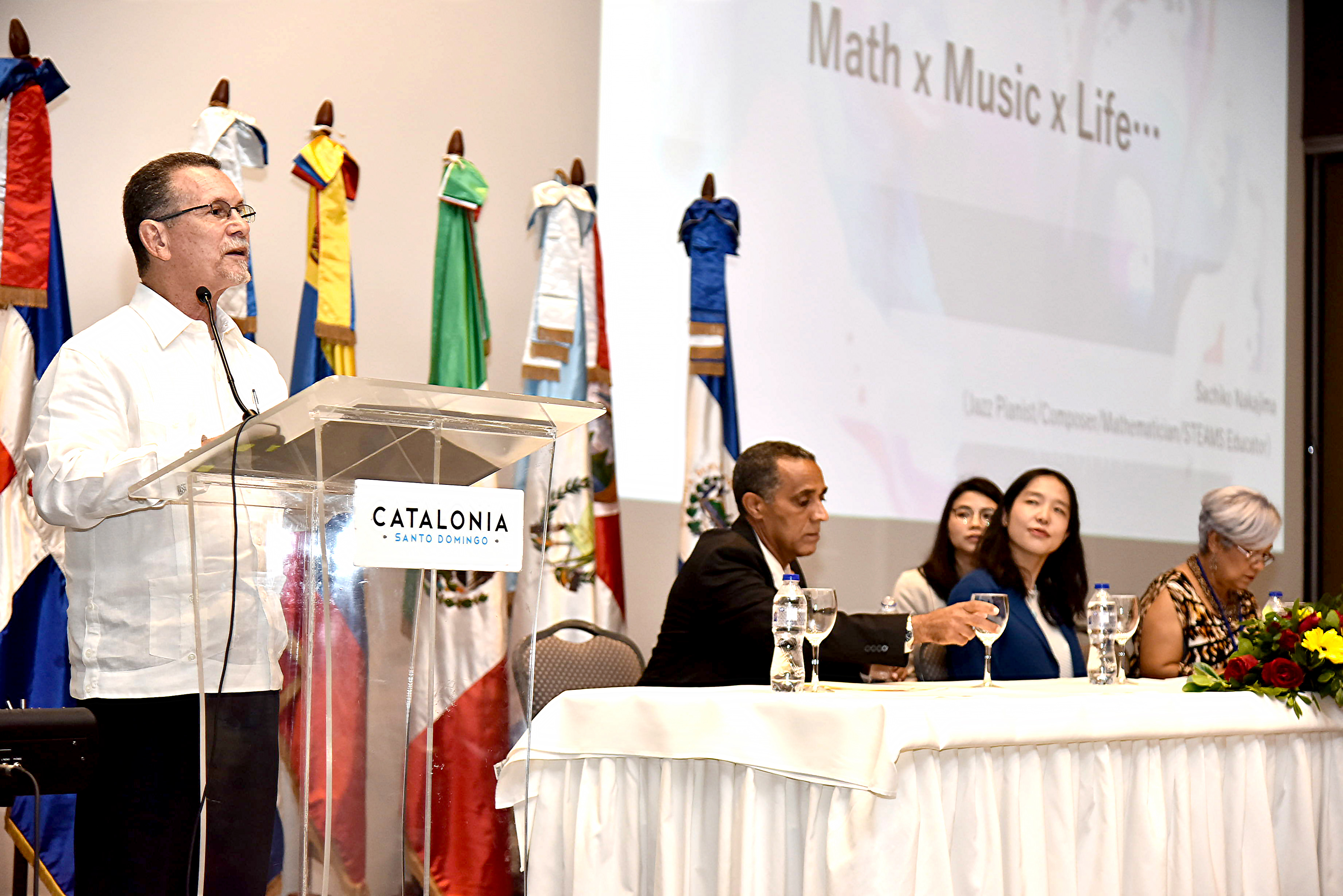  imagen Estudiantes de la delegaci&oacute;n nacional sostienen la bandera dominicana. 