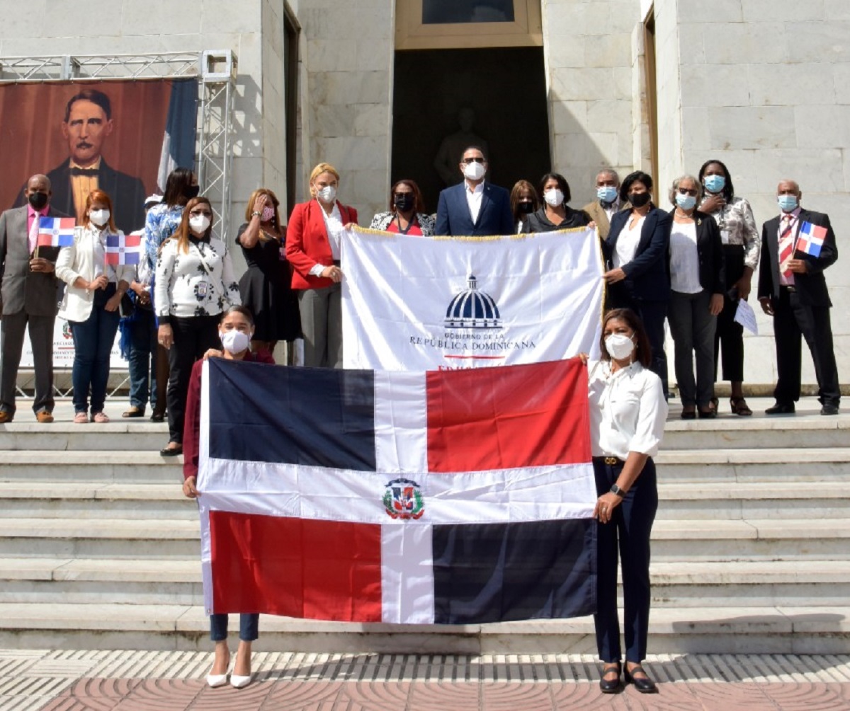  imagen Una delegaci&oacute;n del Minerd, encabezada por el director general de Cultura, el escritor Luis R. Santos, represent&oacute; al ministro de Educaci&oacute;n, Roberto Fulcar.
&nbsp; 